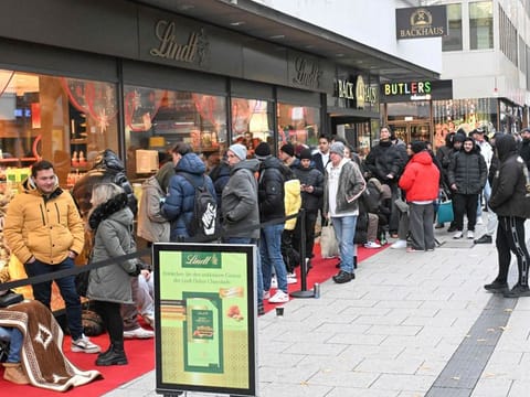 Customers line-up in front of a branch of chocolate producer Lindt before the sale of 100 Dubai Chocolate bars starts in Stuttgart, southern Germany, on November 15, 2024.  