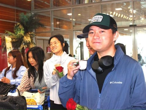 Chinese teachers get warm welcome upon arriving in Tabuk in north-western Saudi Arabia in August. 