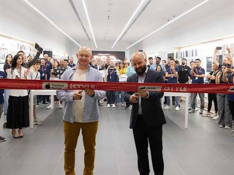 The red ribbon is cut to officially open iSTYLE Mirdif for Apple Fans.On the left, Mykhayelo Yurchyshyn, Retail Manager, iSTYLE UAE, and on the right, Nicolas Daher, Managing Director Retail - CEE, MENA, and SPAIN - at Midis Group. 