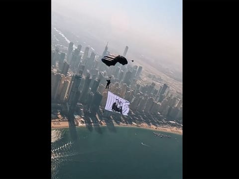  Dubai Media Office shared an awe-inspiring moment as Lieutenant Ahmed Hassan Al Shehi from GDRFA teamed up with Skydive Dubai for a breathtaking parachute jump.