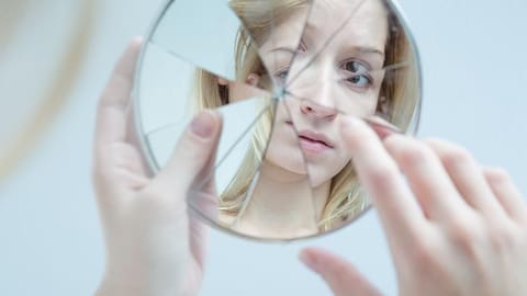 Women who display healthy self-esteem traits are more likely to avoid dwelling on negative experiences 
