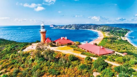 At Cape Leeuwin headland, where the lighthouse keeper’s cottage has been restored as a café, watch the Indian and Great Southern oceans converge 
