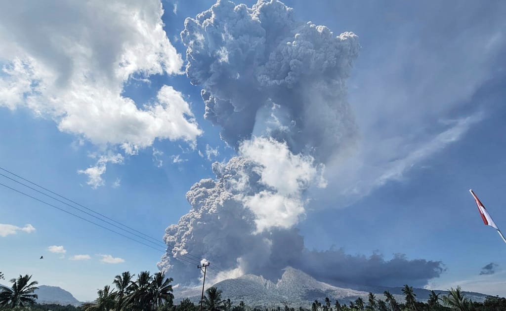 Several flights cancelled as volcano erupts in Indonesia again