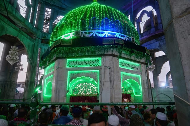 Pakistan: Devotees flock to Lahore for three-day Urs festival