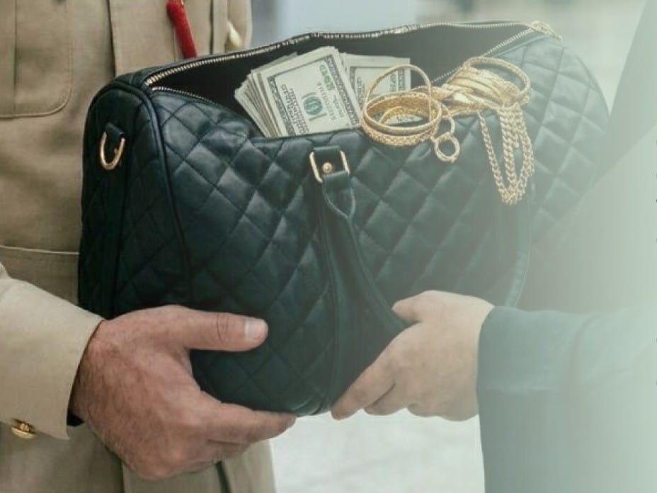 Lost bag with $20,000 and 150 grams of gold returned to Arab traveller at Dubai Airport Terminal 1