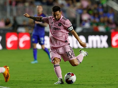 Lionel Messi scores dramatic game-winning goal in his Inter Miami debut ...